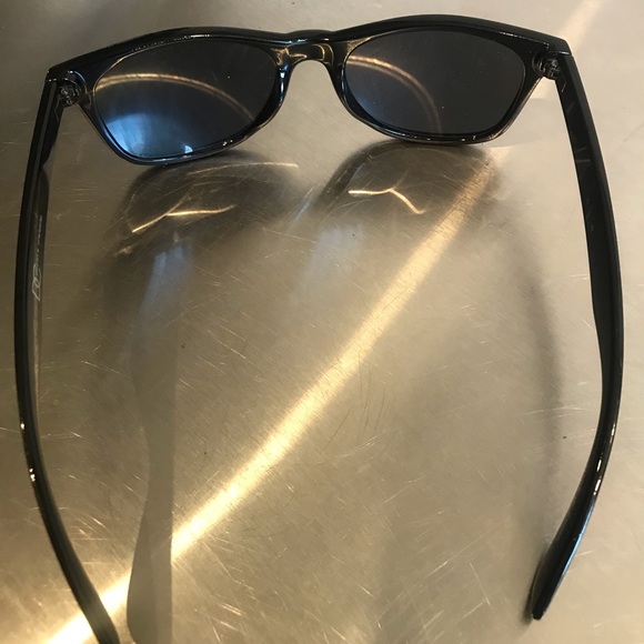 Wayfarer Style Sunglasses - Picture 3 of 3